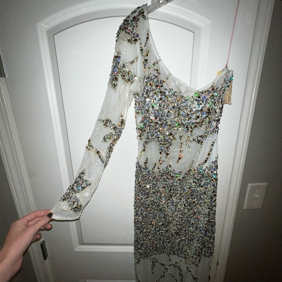 Gown - Picture 2 of 8